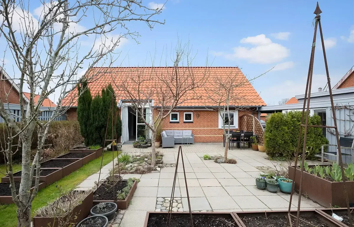 DEJLIG ANDELSBOLIG MED ATTRAKTIVT BELIGGENHED I SKØNT VILLAKVARTER TÆT VED MIDTBYEN.