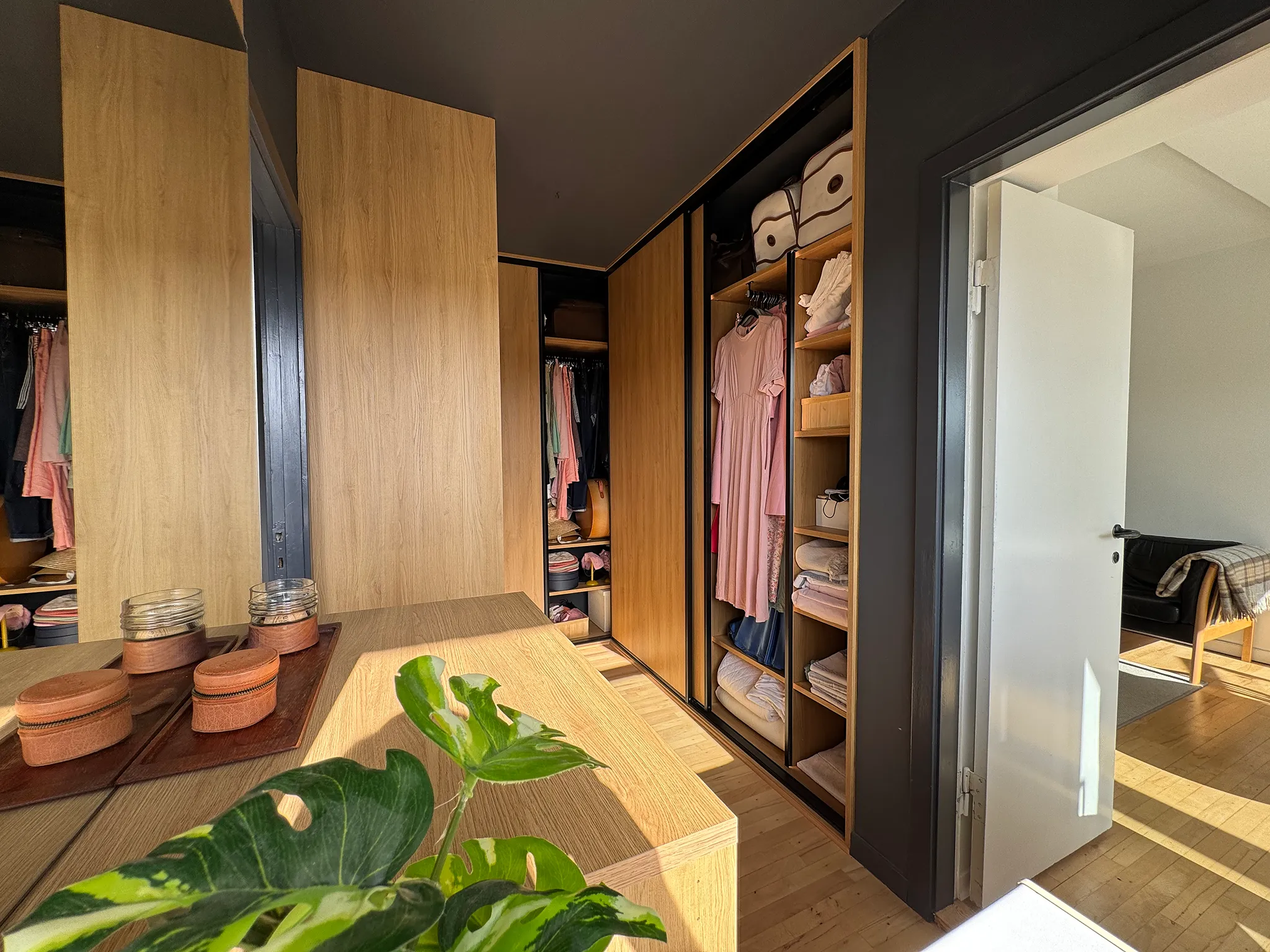 Lys 4 vær. med stor sydvendt altan, walk-in-closet og badeværelse med gulvarme på Østerbro i komponistkvarteret tæt på s-tog, havn og strand