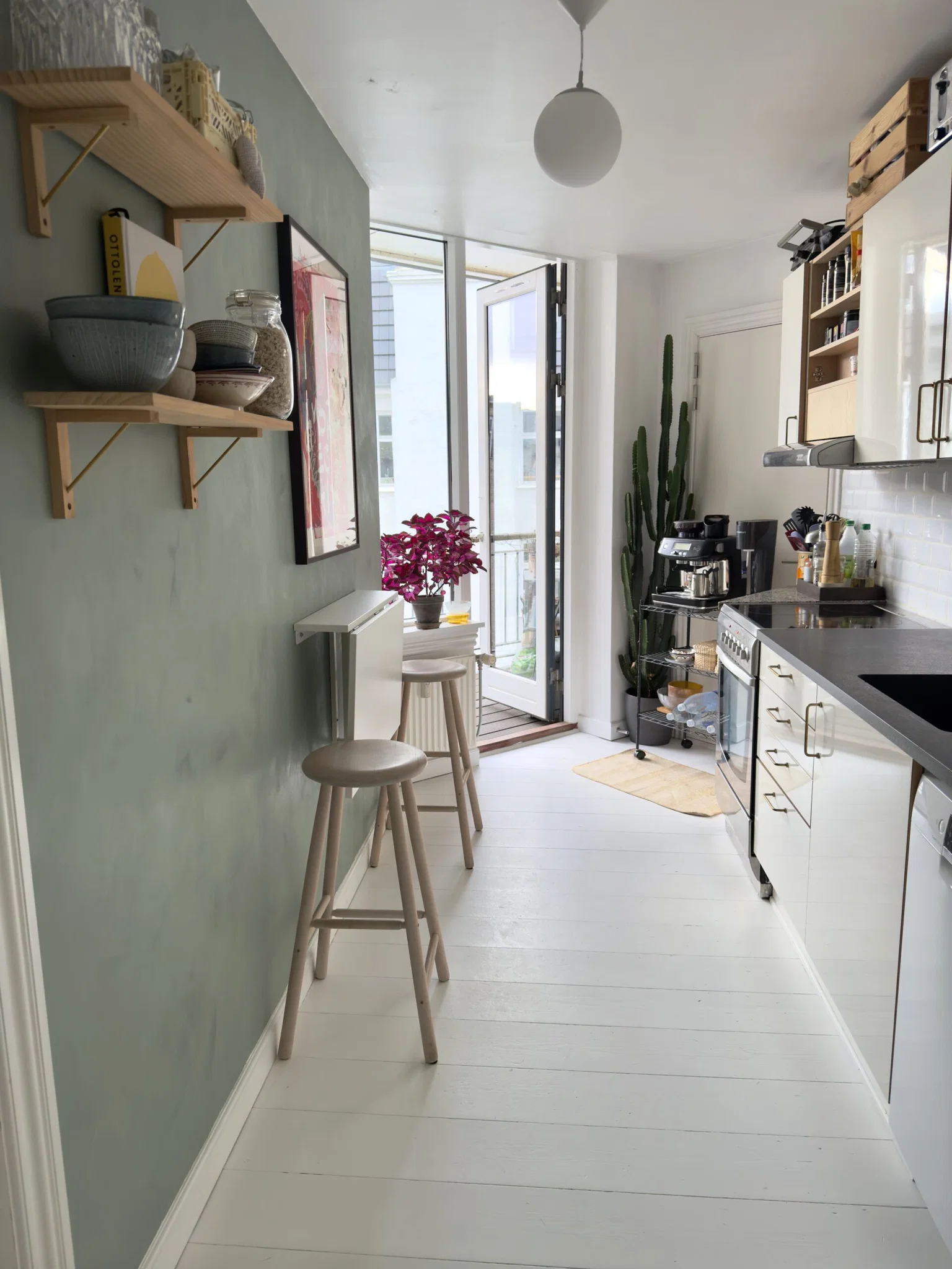 Lækker lys 2-værelses andel på den bedste placering på Vesterbro