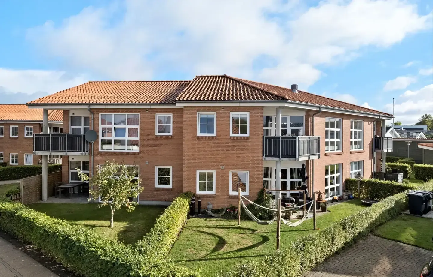 Andelsbolig i stueplan belig centralt i byen m/mindre lukket have.