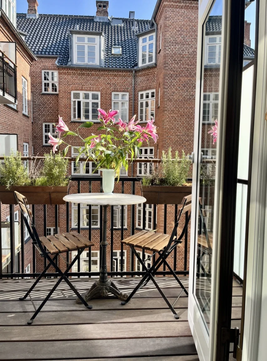 Smuk 2v med stor altan og fantastisk beliggenhed