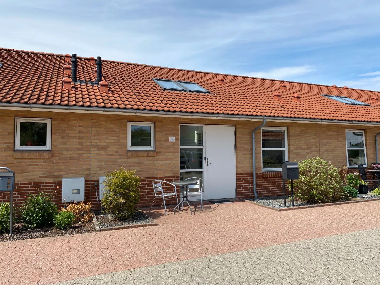 Lys andelsbolig i forskudte plan med stor terrasse