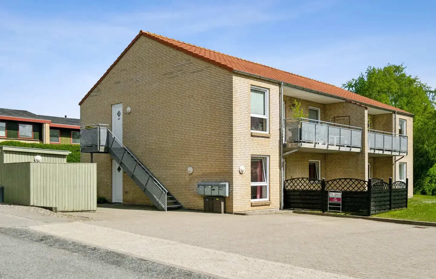FIN ANDELSBOLIG MED EGEN TERRASSE OG P-PLADS