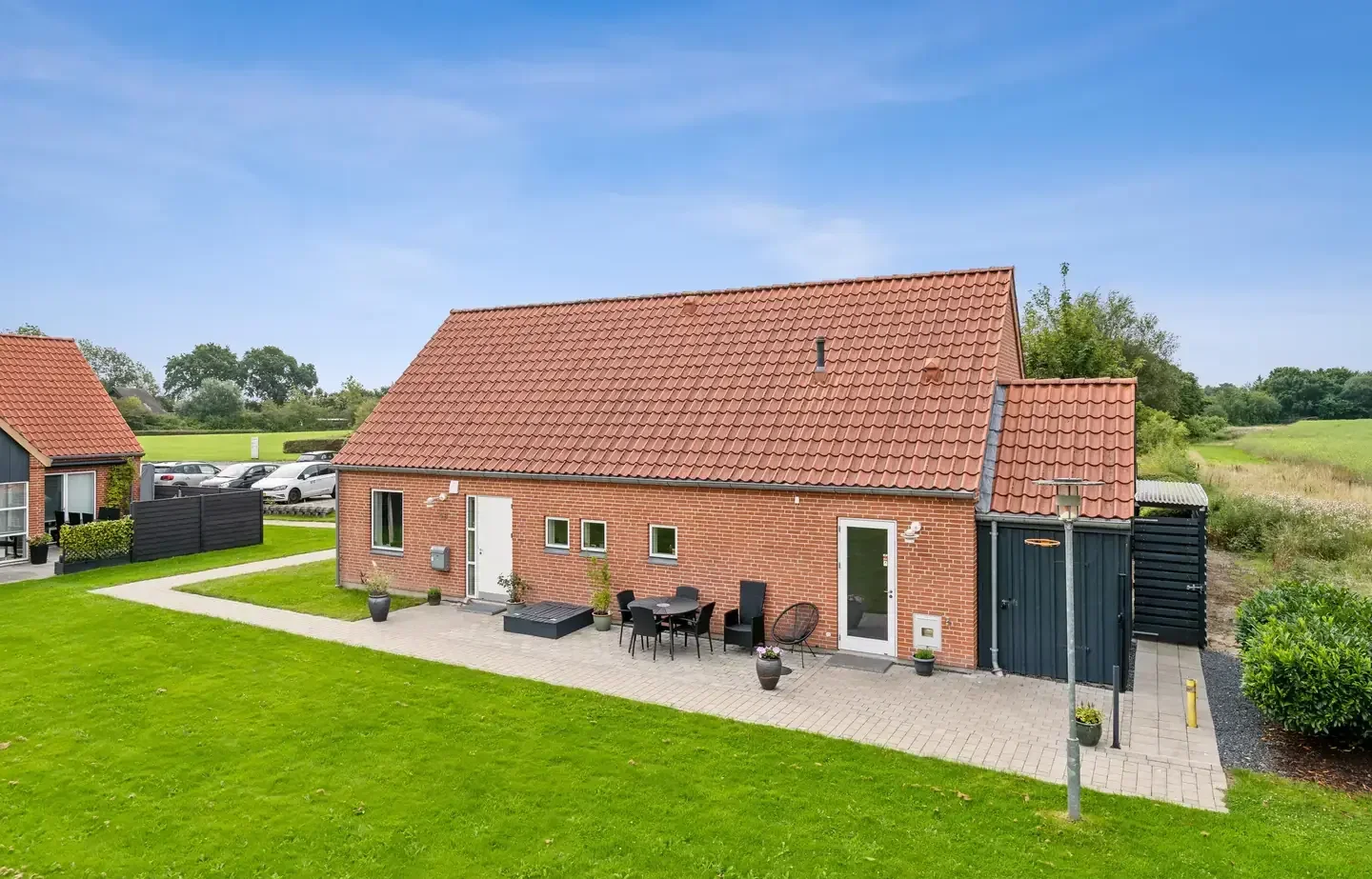 ANDELSHUS MED SYDVENDT TERRASSE OG KIG TIL MARKER