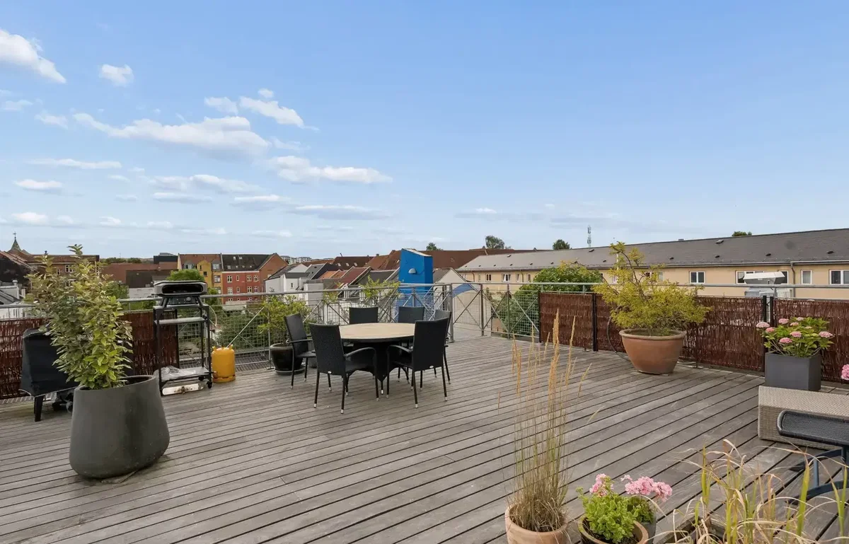 CENTRALT BELIGGENDE ANDELSBOLIG MED TAGTERRASSE