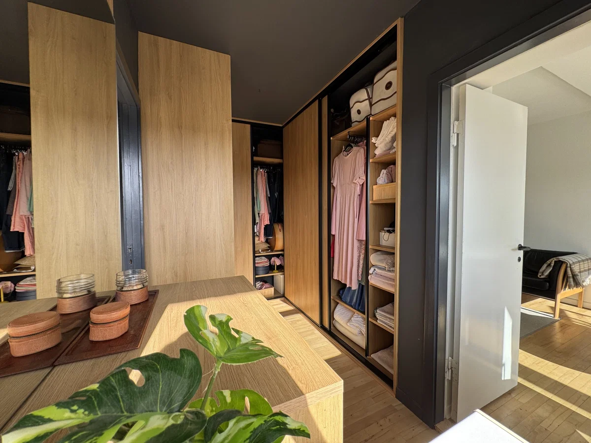 Lys 4 vær. med stor sydvendt altan, walk-in-closet og badeværelse med gulvarme på Østerbro i komponistkvarteret tæt på s-tog, havn og strand