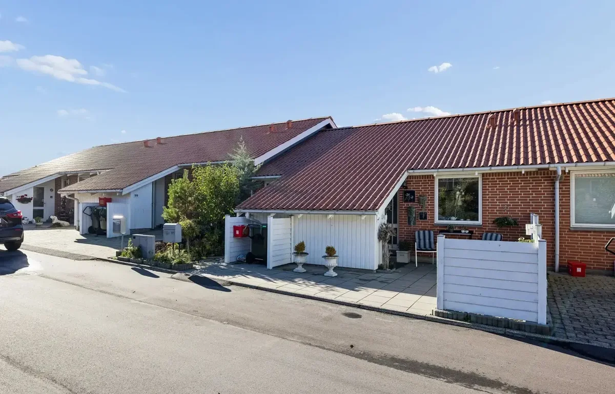 SKØNT RÆKKEHUS I ROLIGT OMRÅDE OG SUND ANDELSFORENING