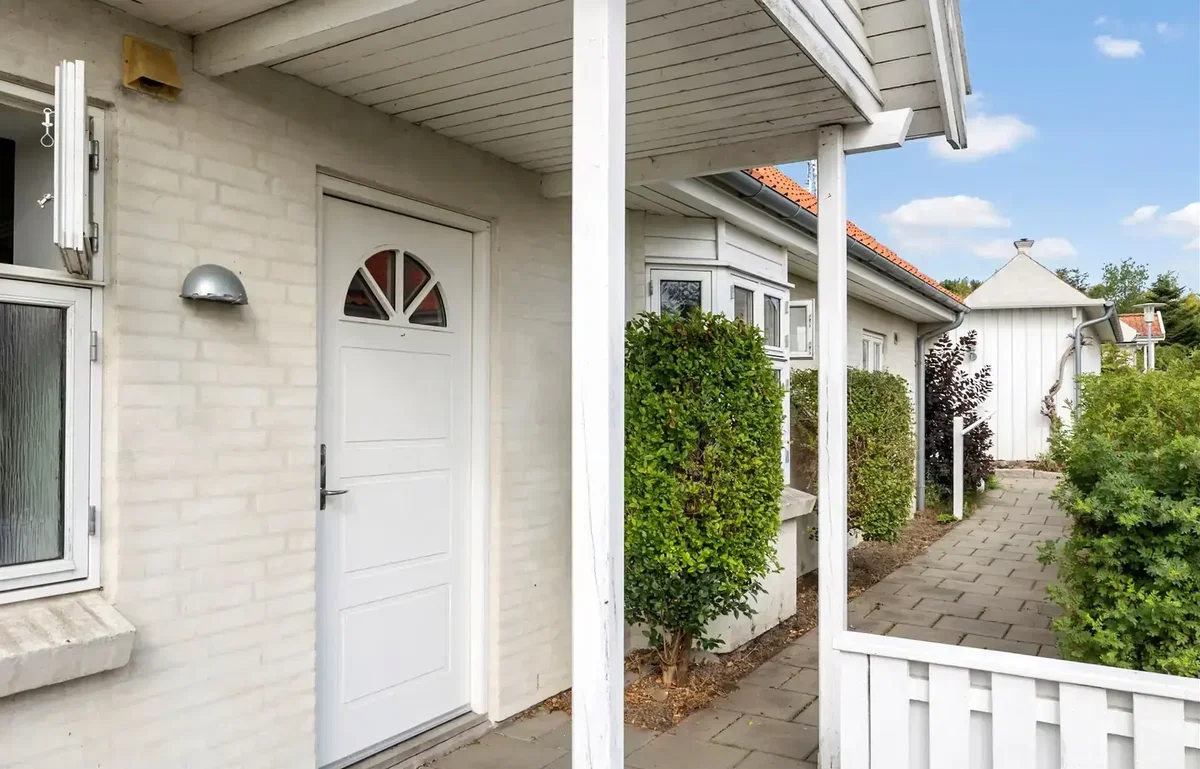 FLOT 1-PLANS ANDELSBOLIG FRA 2006 MED EGEN CARPORT - BELIGGENDE VED GUDHJEM, MED SKØN UDSIGT OG ØSTERSØEN I HORISONTEN!