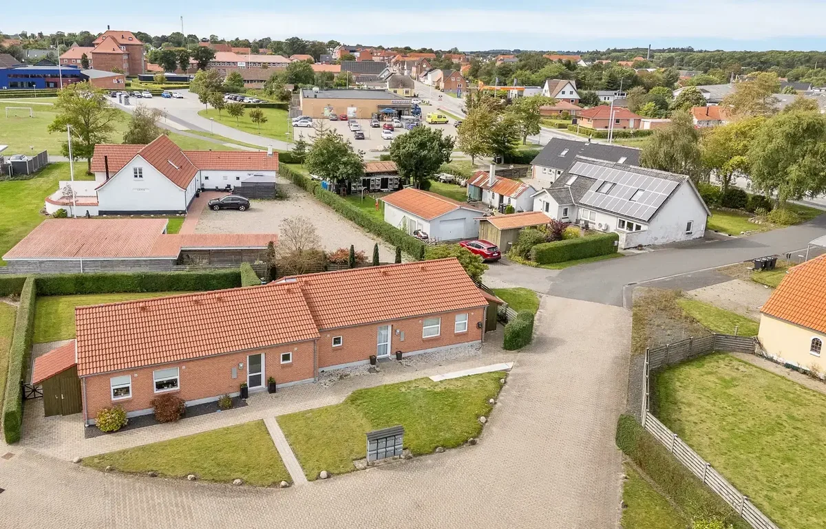 Flot nyere andelsbolig fra 2007 m/carport, beliggende centralt i Brovst midtby.