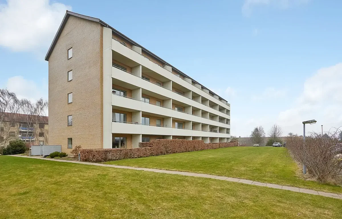 Skøn andelsbolig i attraktive Skåde – med direkte udgang til terrasse