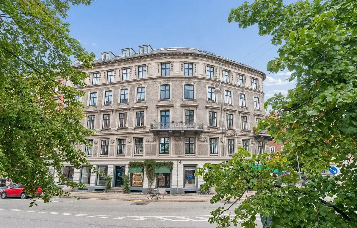 KLASSISK, HERSKABELIG OG UNIK LIEBHAVERLEJLIGHED PÅ 170 M2