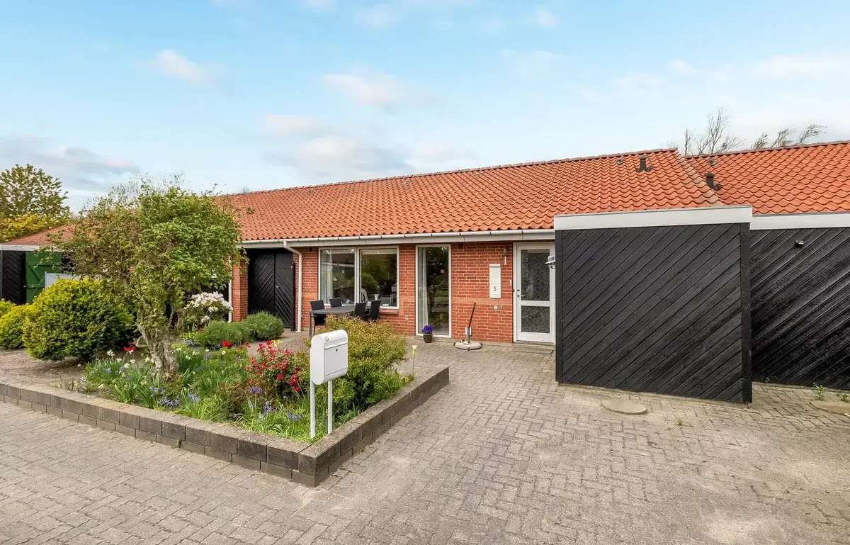 Velholdt andelsbolig med lys stue, hyggelig terrasse og attraktiv beliggenhed centralt i Lem
