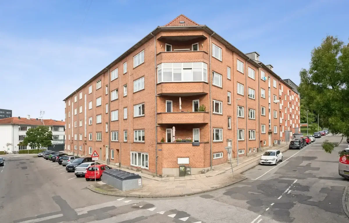 Central andelslejlighed med solrig altan