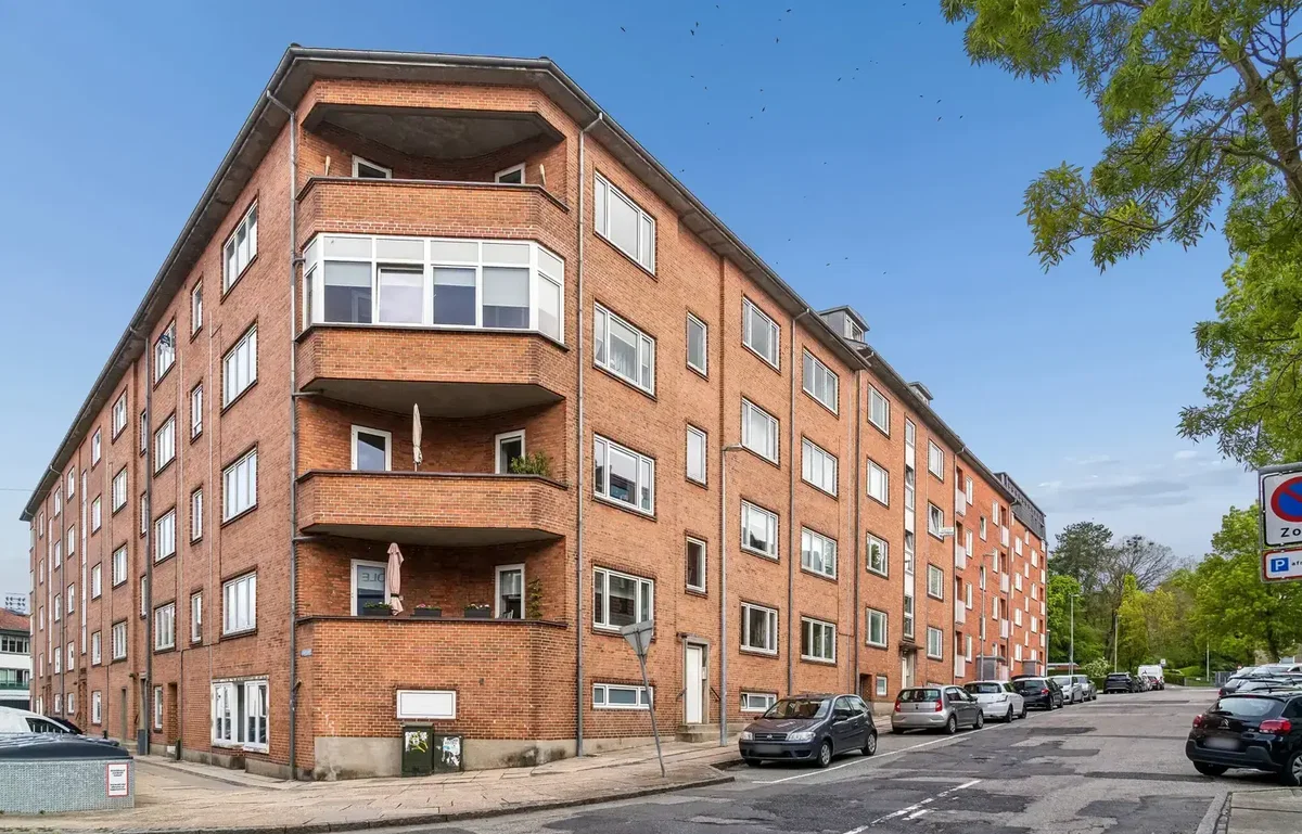 Central andelslejlighed med solrig altan