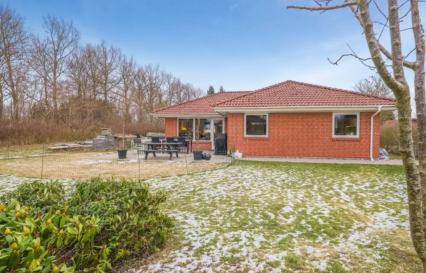 Lys, moderniseret andelsbolig i hyggeligt landsbymiljø - tæt på by og natur