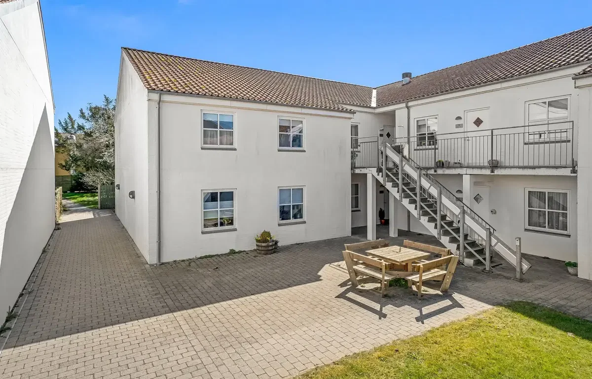 Central beliggenhed i Stege, men stadig med privat terrasse i stueplan.