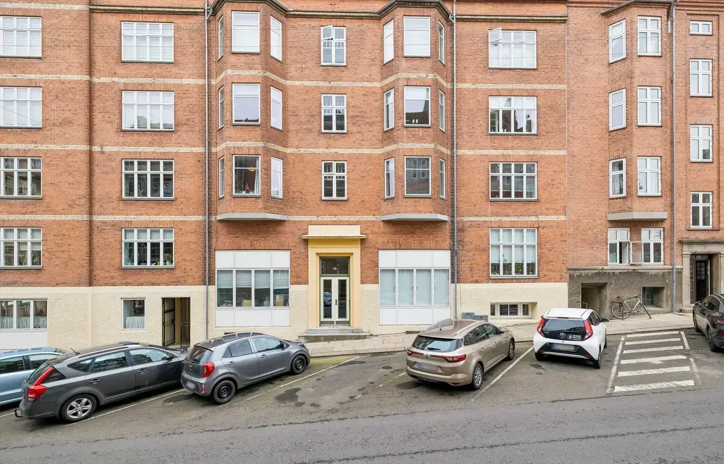 KLASSISK TREVÆRELSES MELLEM BY OG GRØNNE RAMMER