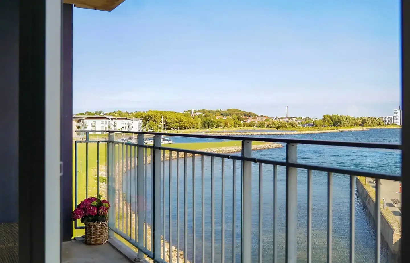 2-værelses med altan og fjordudsigt!