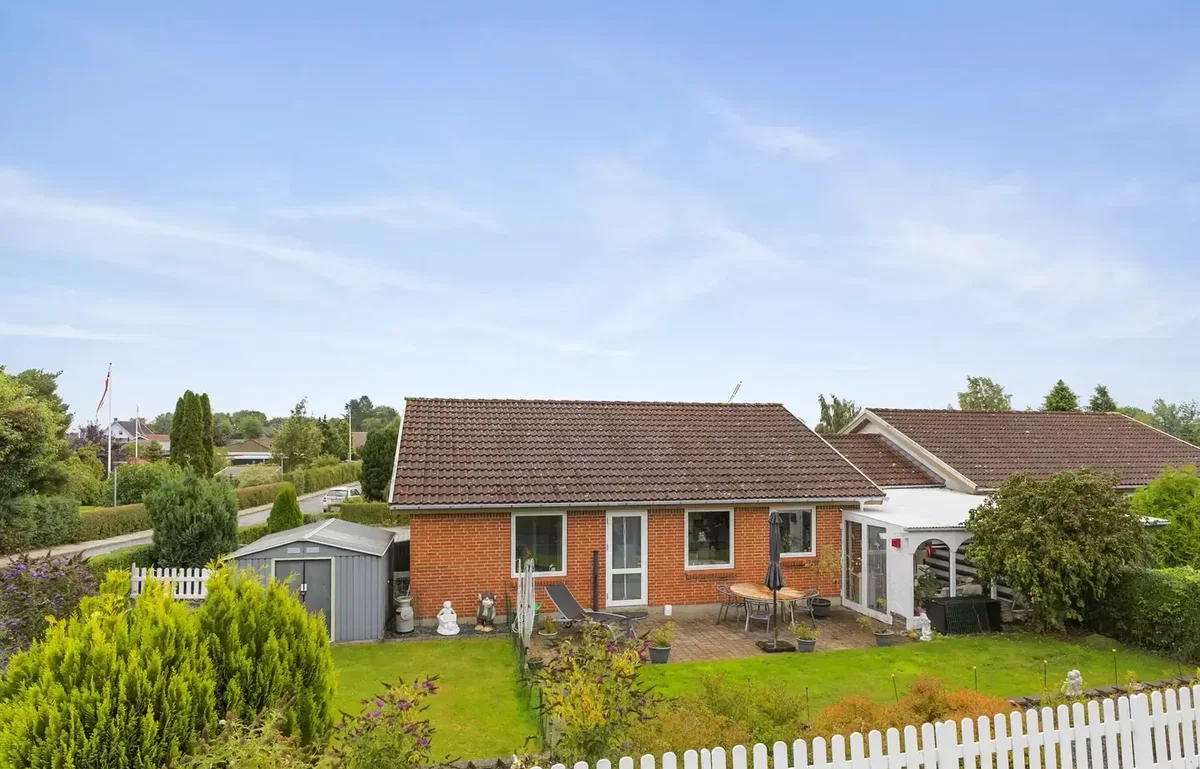 Velholdt bolig med udestue, carport og gode udearealer