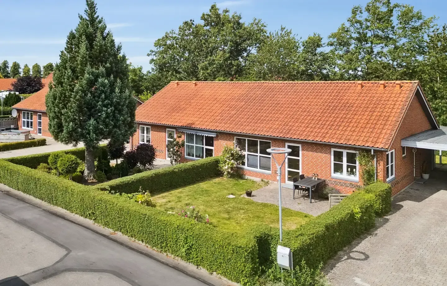 En skøn rødstens andelsbolig i 1-plan med rødt tegltag, beliggende på en stille og lukket vænge i Blenstrup.
