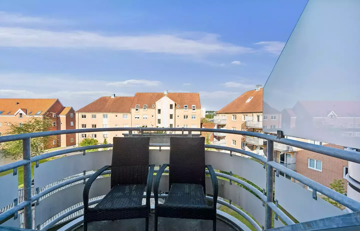 TREVÆRELSES ANDELSLEJLIGHED MED KØKKEN-ALRUM OG ALTAN