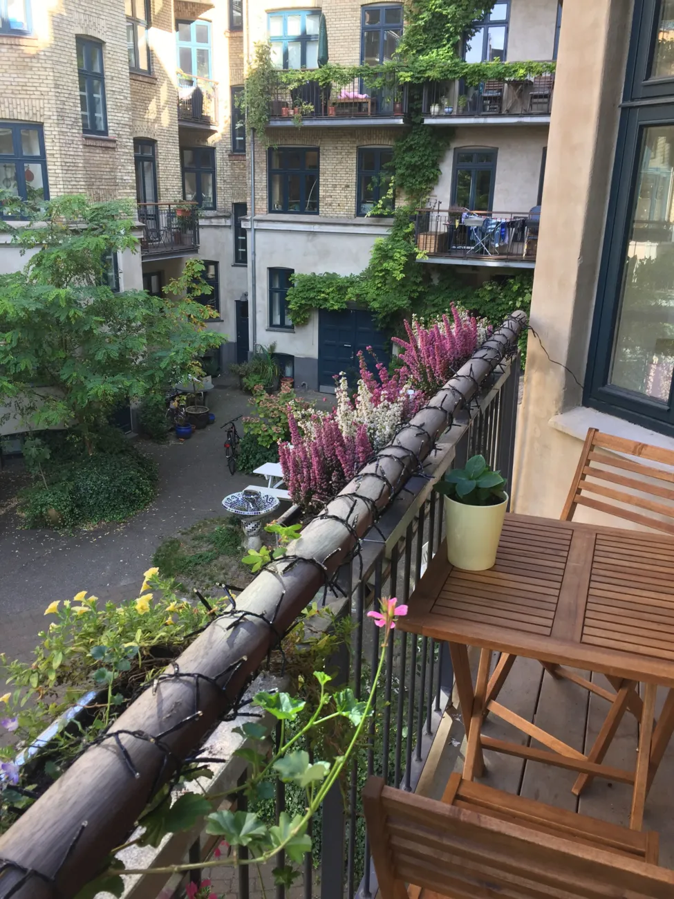 Skøn 2V-andel i Vesterbros smukkeste gade