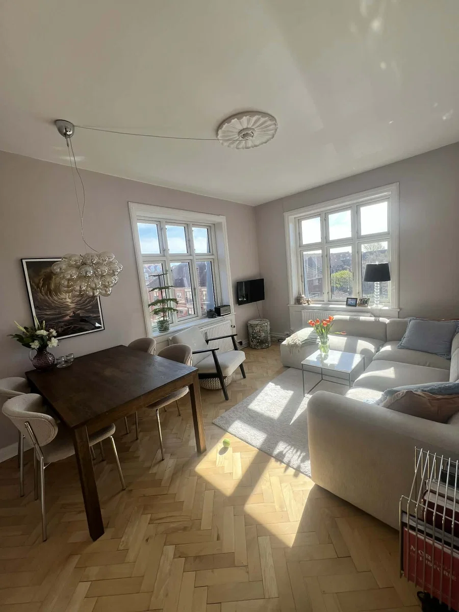 Flot andelsbolig i KBH S med sildebensgulv og rossetter i loftet
