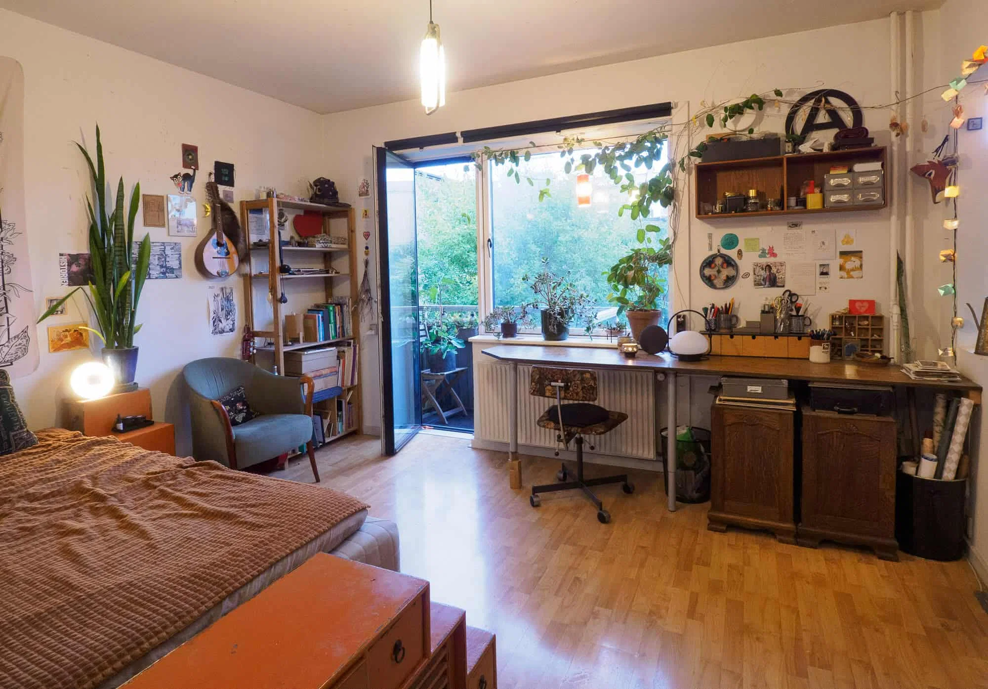 Veludnyttet etværelses lejlighed klods op af Sjælør st., hvor man kan være på Hovedbanen indenfor 8 min. Omgivet af smukke naturområder – Sydhavnstippen, Vestre Kirkegård, Karens Minde Aksen og Valbyparken.