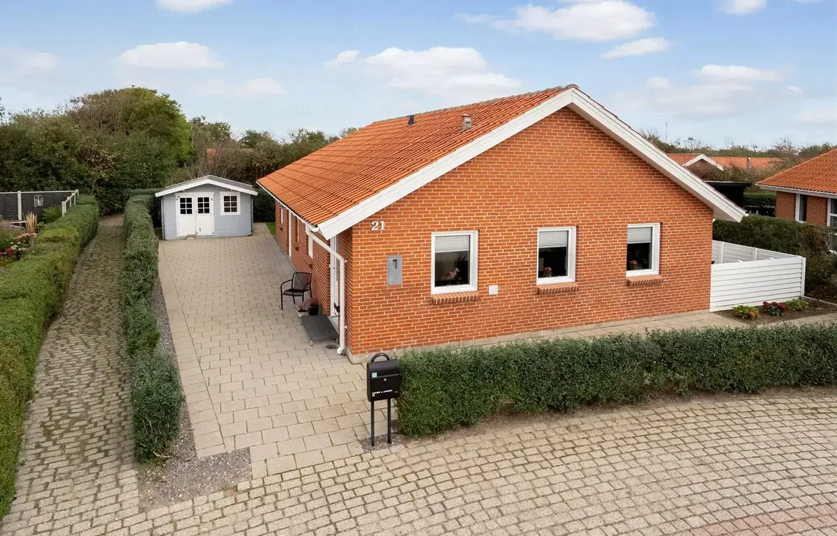Indflytningsklar andelsbolig med pænt køkken og nyanlagt have
