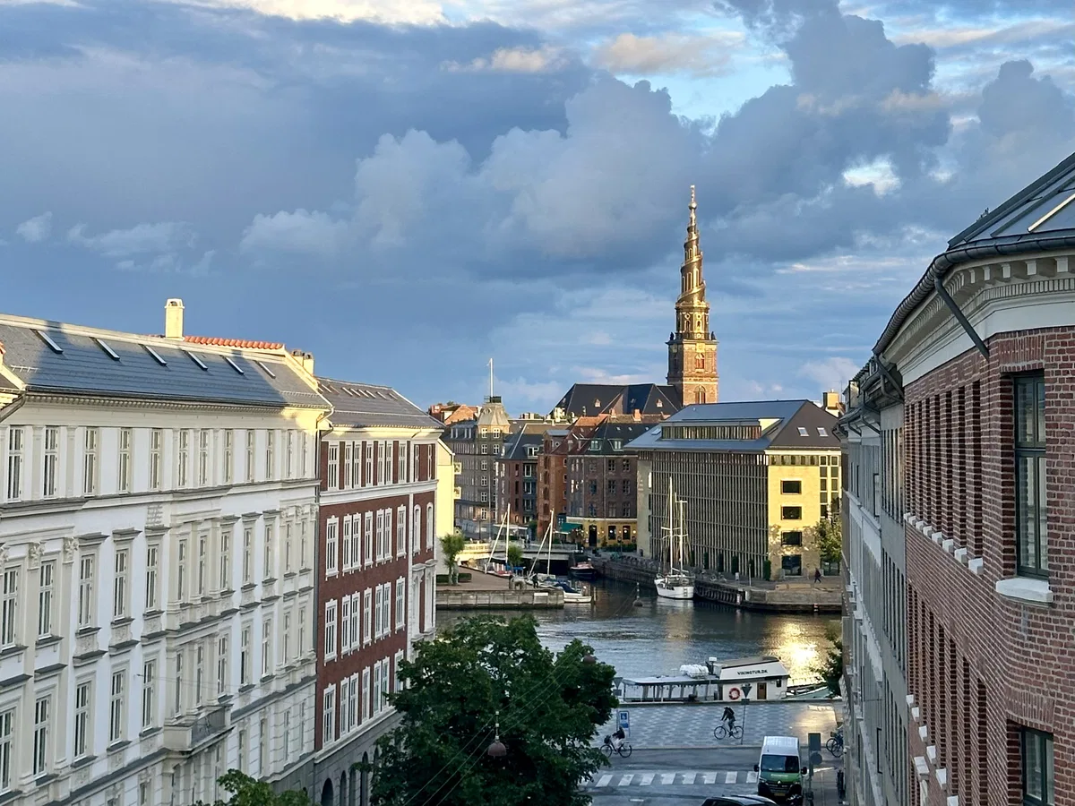 Herskabslejlighed på Gammelholm med udsigt over inderhavnen