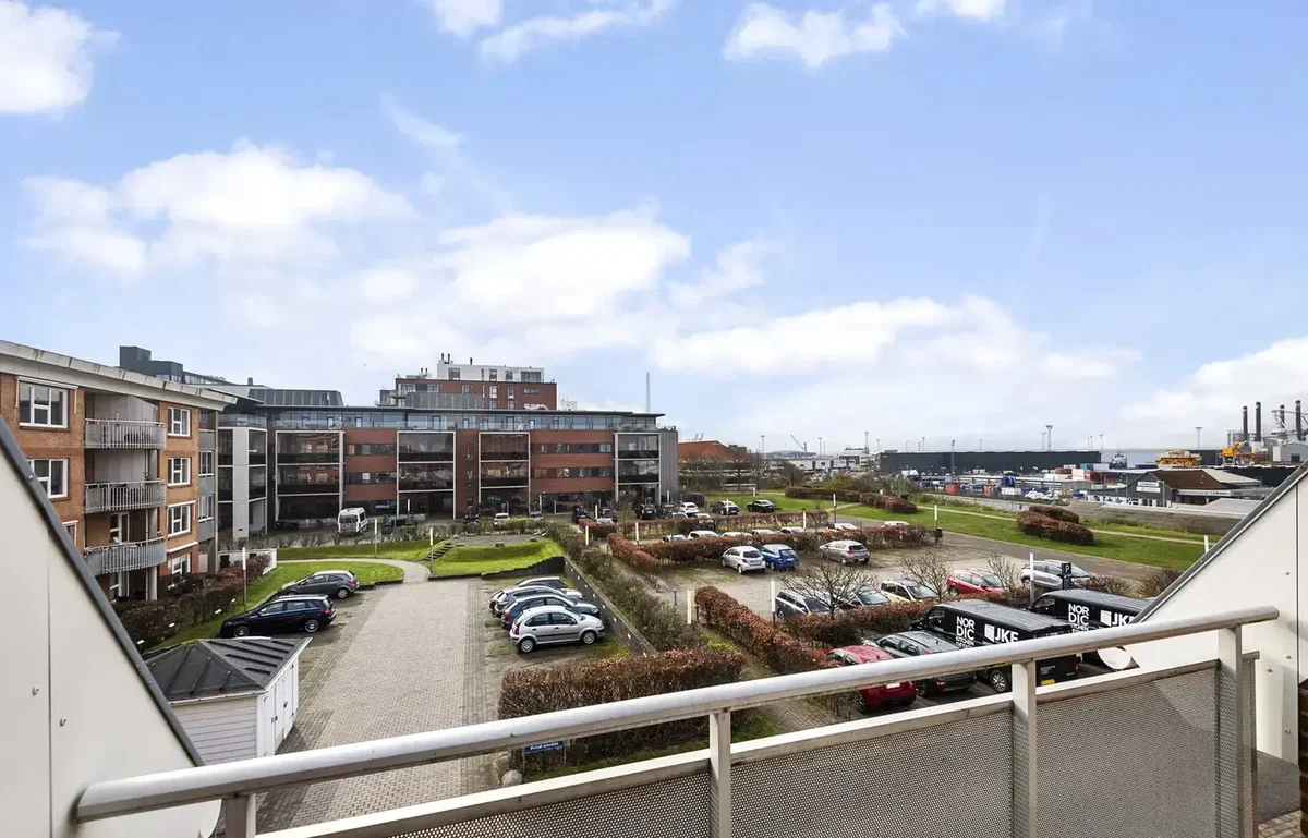 Bynær bolig med altan, elevator og parkering