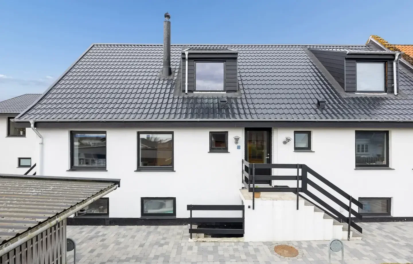 Charmerende andelsbolig i to plan med egen have – i hyggelige Herringløse nær Roskilde på hele 111 m² – beliggende i en