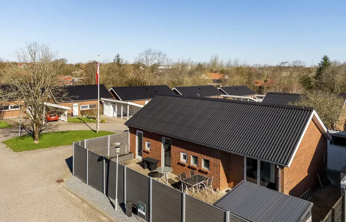 Indflytningsklar andelsbolig med sydvendt terrasse i rolige Tilsted