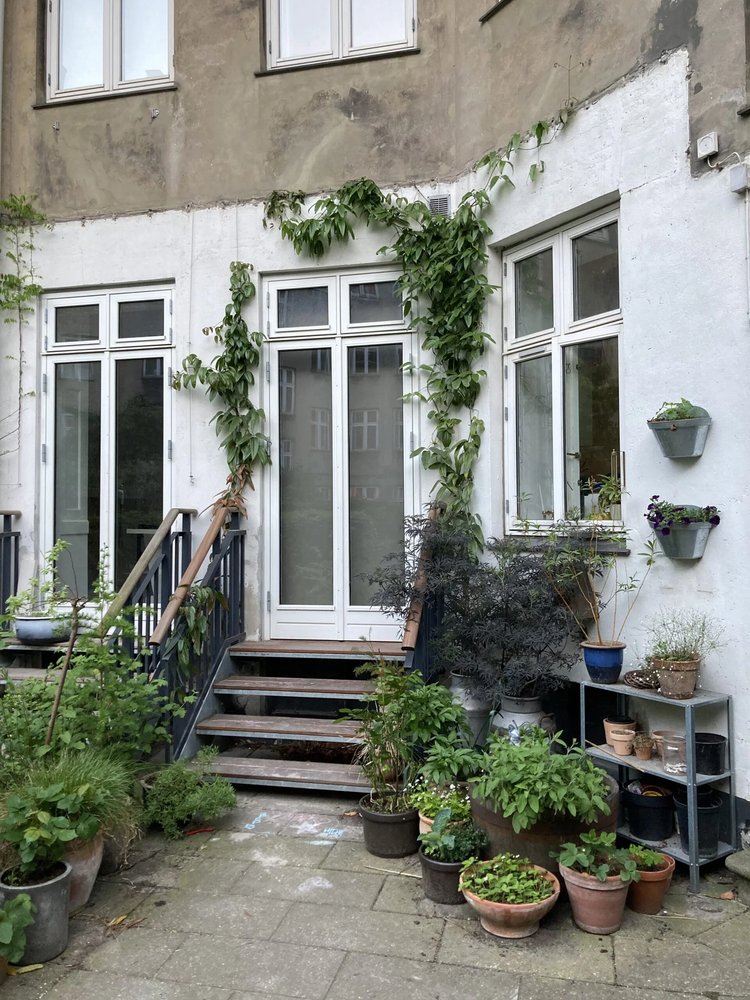 Dejlig 2-værelses midt på Nørrebro med egen udgang til grøn gård.