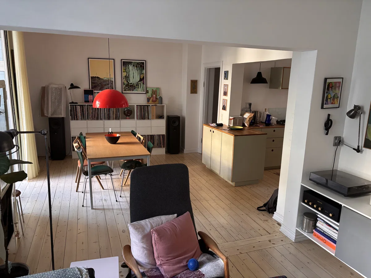 Lys stuelejlighed mellem to gårde