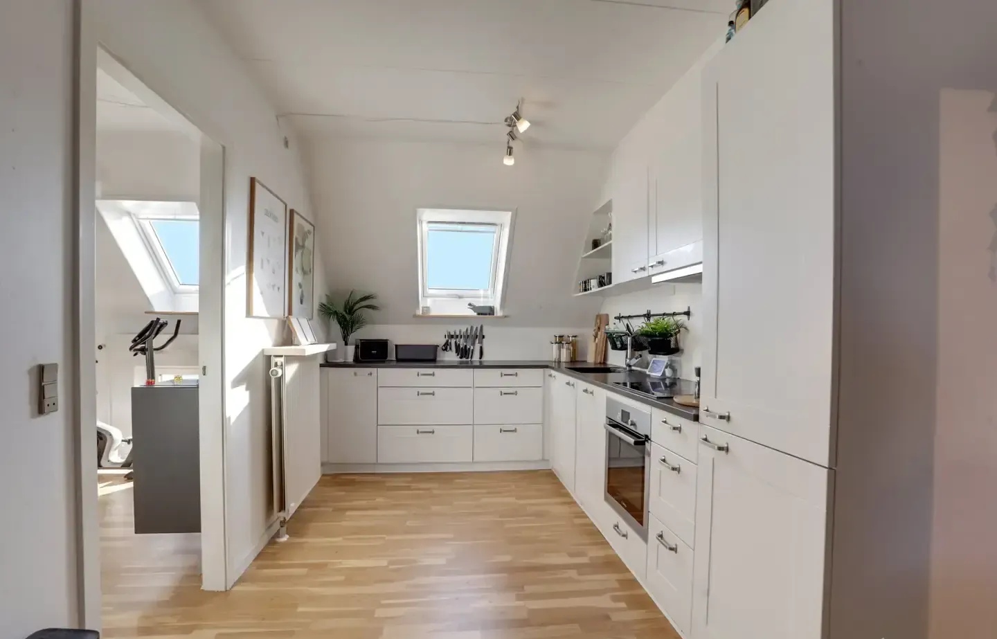 Velholdt treværelses lejlighed i sund forening i Øgadekvarteret