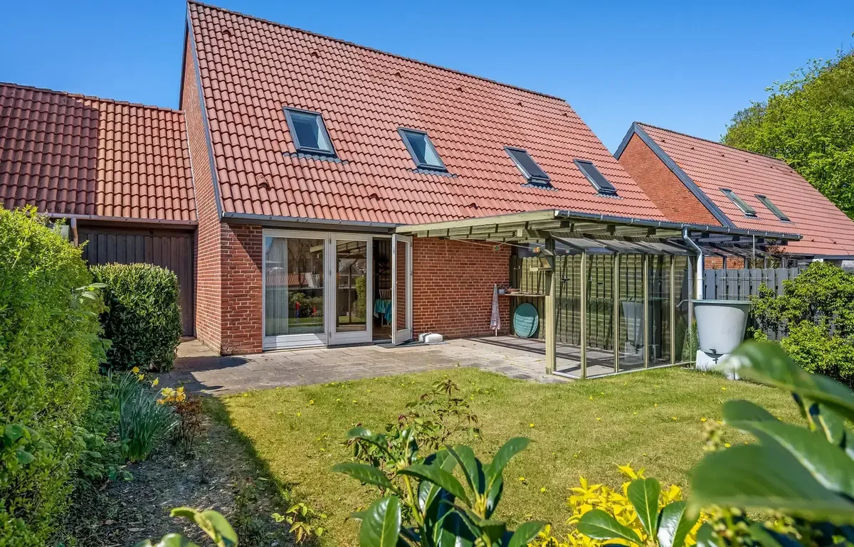 Velholdt andelsbolig med overdækket terrasse – midt i Vejen