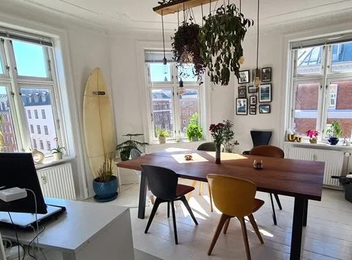 Lys 3V hjørnelejlighed på Indre Østerbro. Bytter til større på Østerbro!