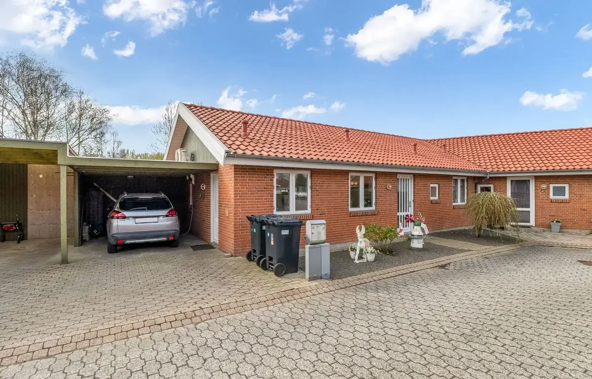 Indflytningsklar andelsbolig med solrig have og moderne faciliteter i Kibæk