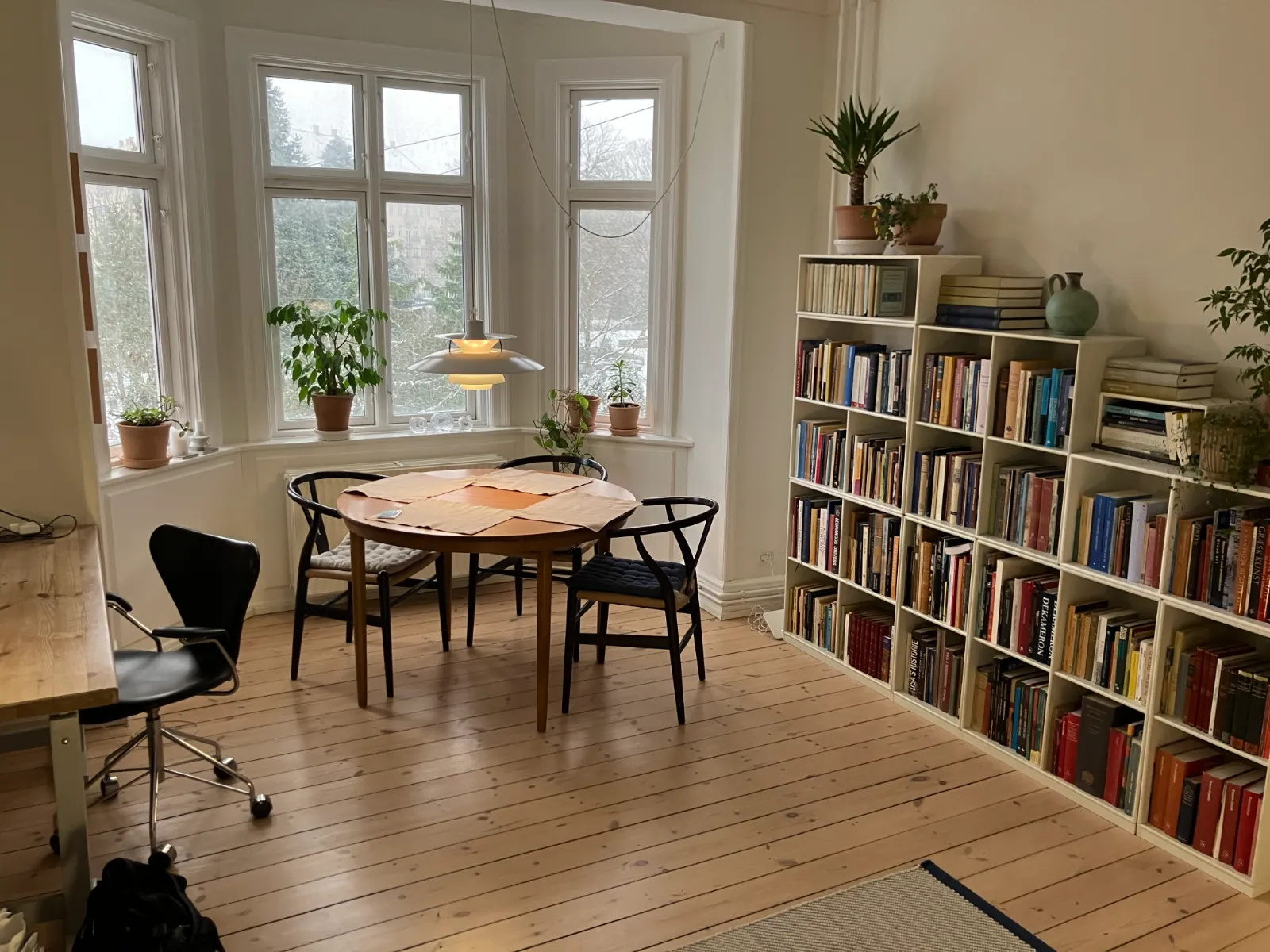 Lys, velholdt og delevenlig 2v med nyistandsat køkken på Amagerbro med udsigt til park i sund forening