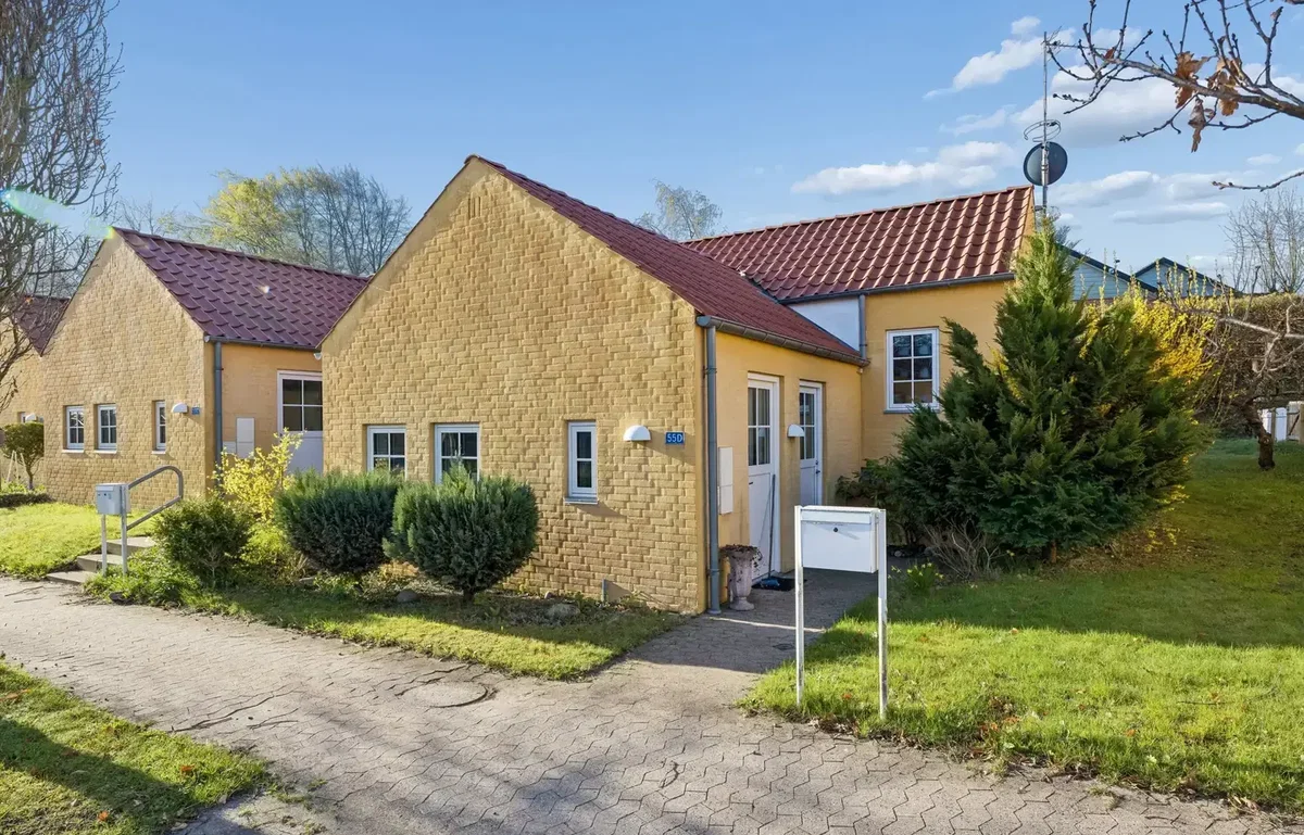 CHARMERENDE RÆKKEHUS I ÉT PLAN MED SYDVENDT HAVE