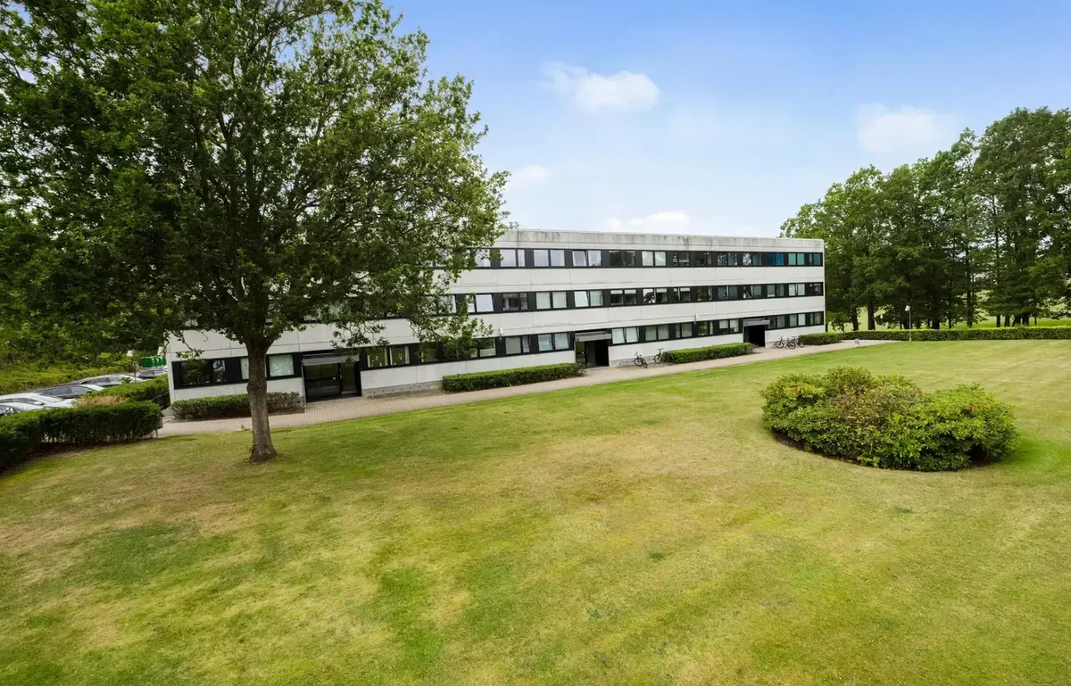 62m2 - stor 2 v’er med solrig dobbelt altan på over 8 m - omgivet af PARK !