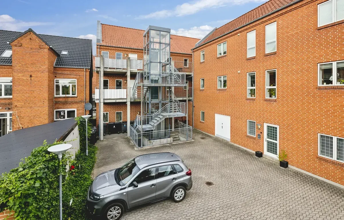 Dejlig andelsbolig i særdeles veldrevet forening, bygget i 2005, beliggende i centrum af byen