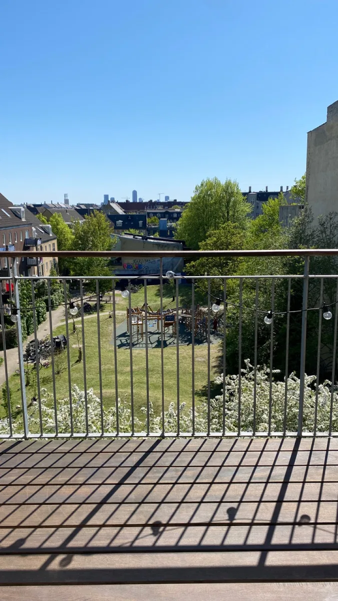 Lys lejlighed på indre Nørrebro, stor solrig altan med byens bedste udsigt.