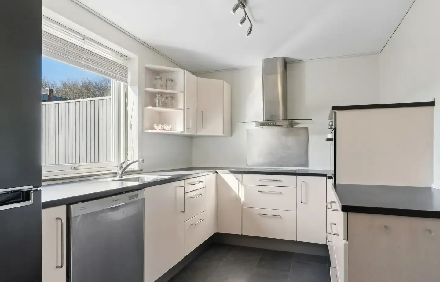 Grønlandsparken i næsten gældsfri Andelsforening, 2 plan på 81m2, med egen mindre have