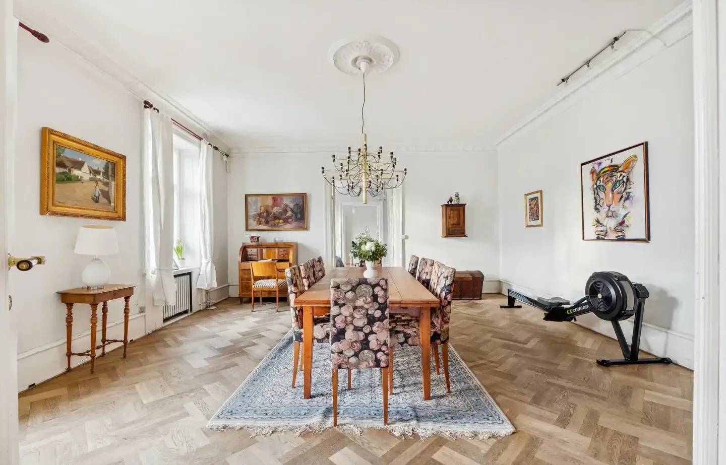 Seksværelses herskabslejlighed med vue til Ørstedsparken