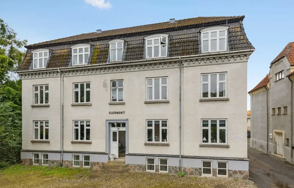 Rummelig andelsbolig med charme og skønt havemiljø centralt i Slagelse