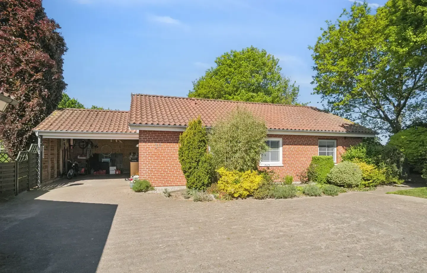 Særdeles vedligeholdt Andelsbolig på 108 m2, med egen carport på 29 m2 incl. udhus/værksted