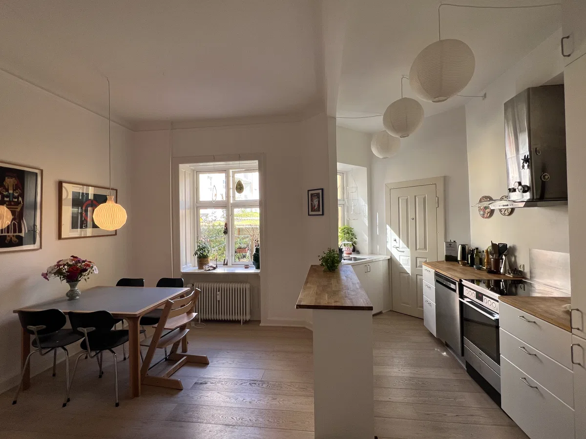 Lys stuelejlighed med stort badeværelse