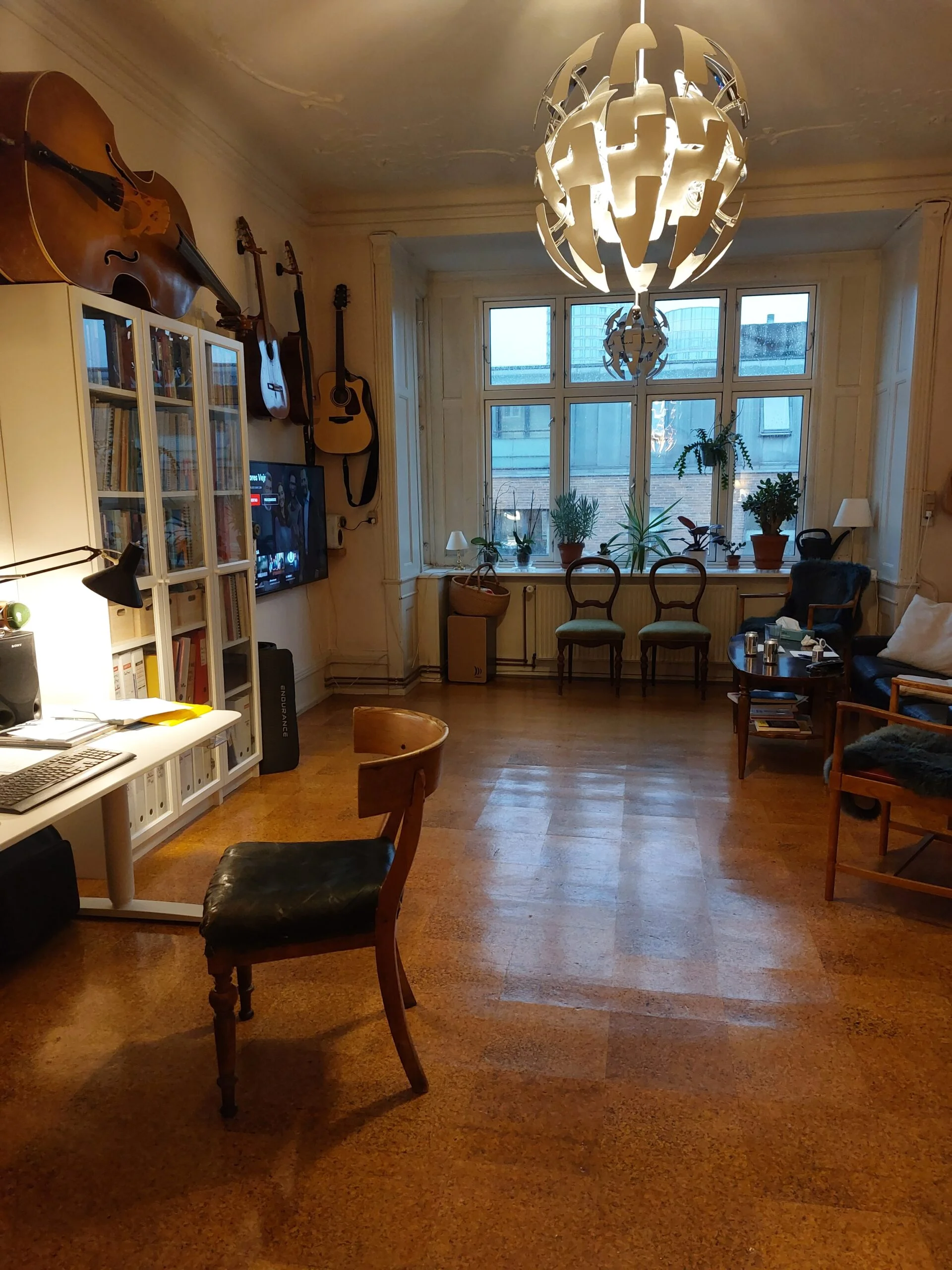 Stor og lys lejlighed på 4. sal ønskes byttet til høj stuelejlighed eller lejlighed på 1. sal, eller højt oppe men så med elevator. Ønsket beliggenhed: Centralt i København, helst Frederiksberg ellert Vesterbro. Meget gerne køkken/alrum, eller stort køkken med spiseplads. Badeværelse med vindue. 2 - 3 værelser og min. 70 kvadratmeter.